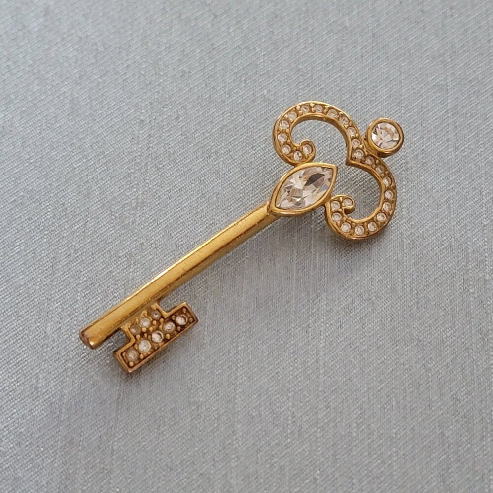 Signed Napier Goldtone Clear Rhinestone Key Brooch - Picture 9 of 9